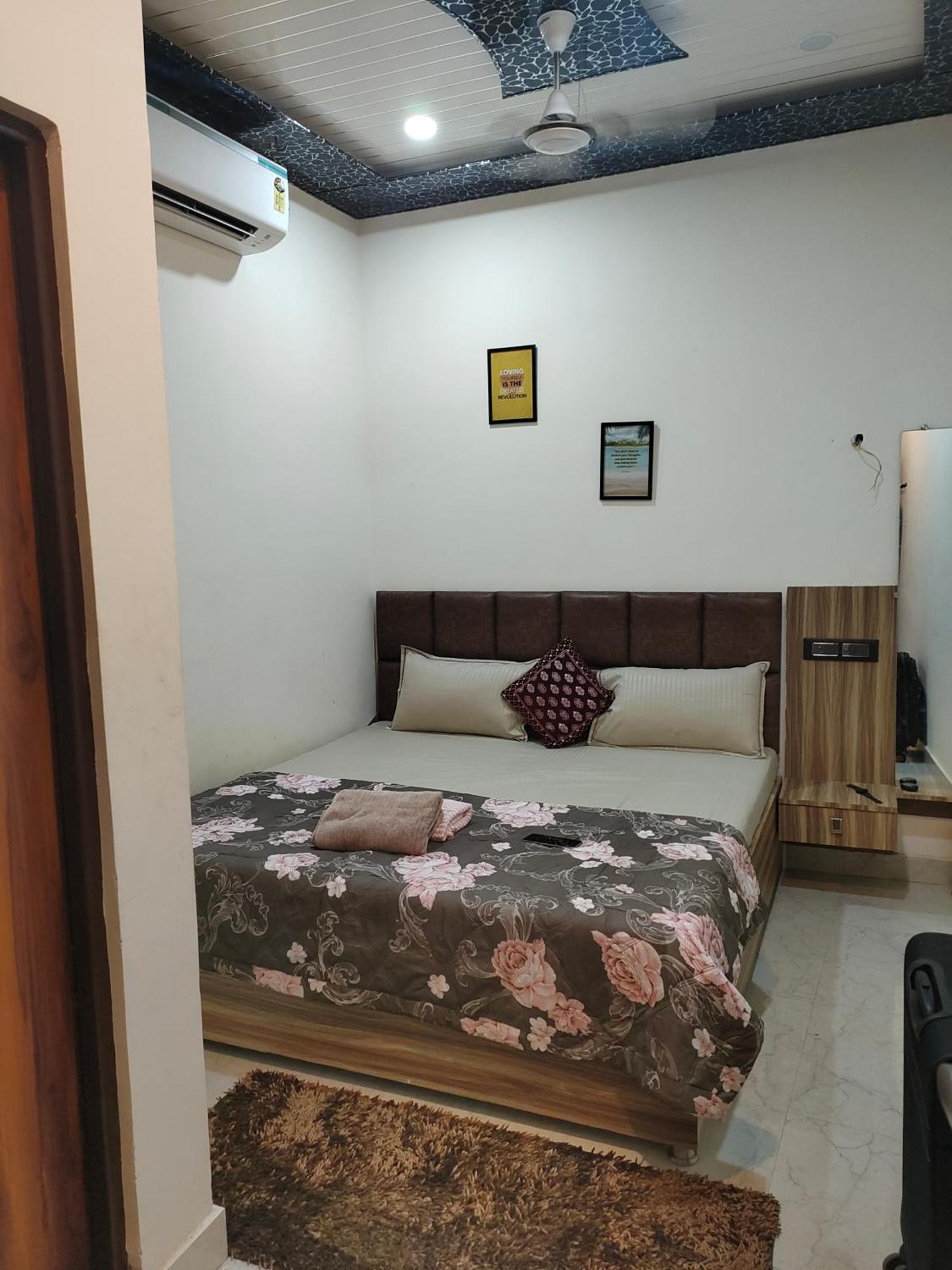 Banarasiya Stay Walking Distance To Banaras Railway Station Varanasi Exterior photo