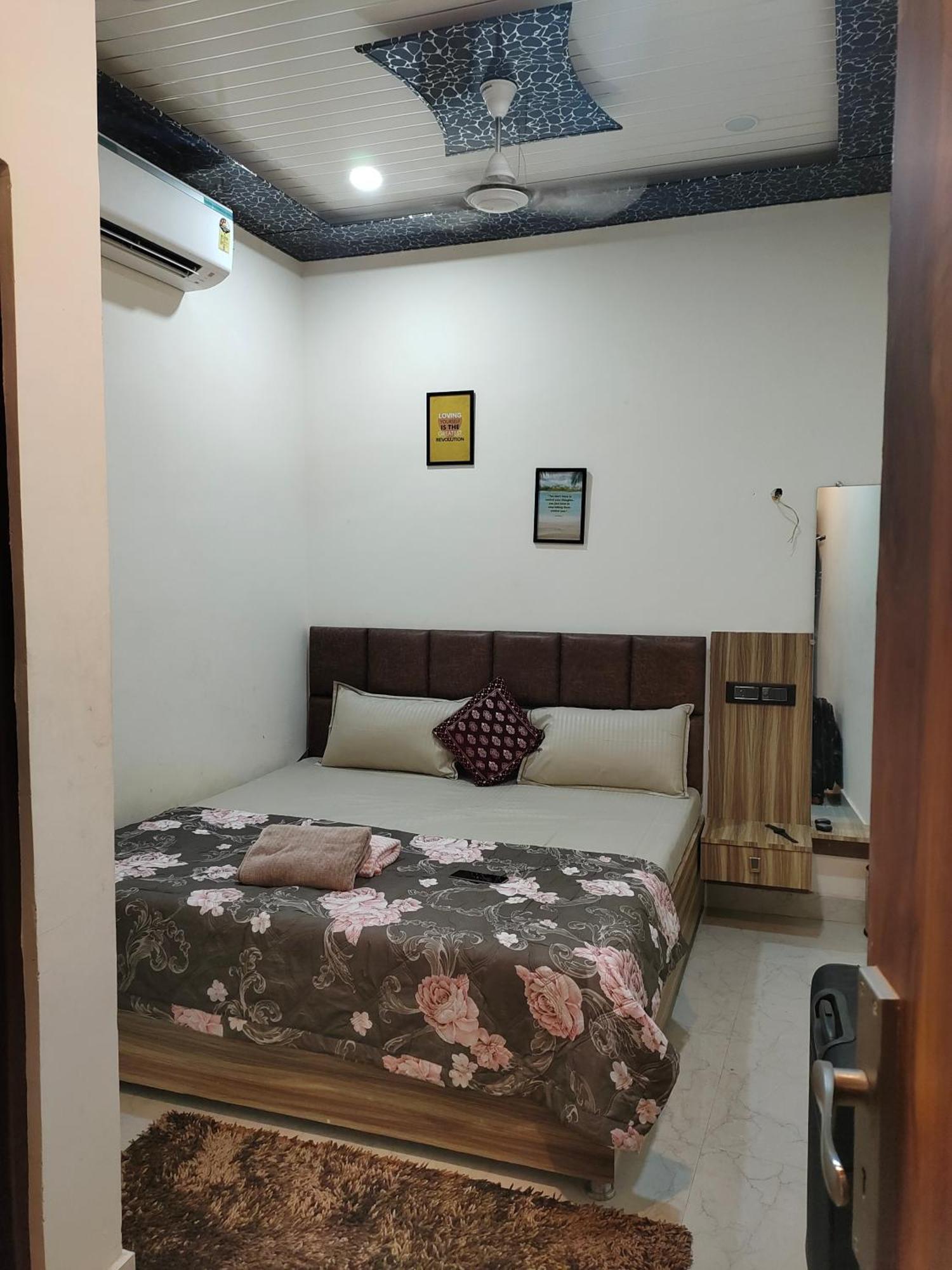 Banarasiya Stay Walking Distance To Banaras Railway Station Varanasi Exterior photo