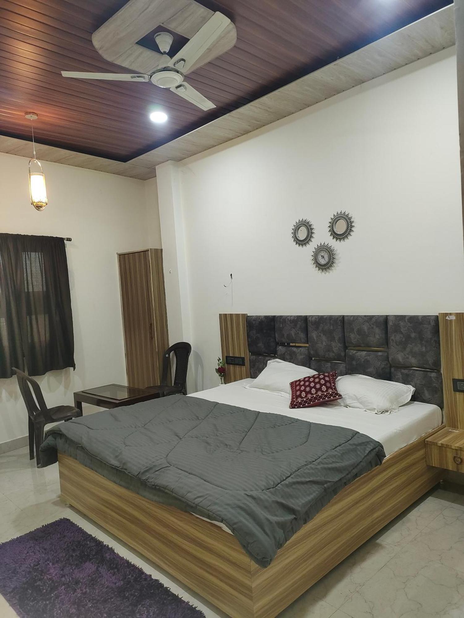 Banarasiya Stay Walking Distance To Banaras Railway Station Varanasi Exterior photo