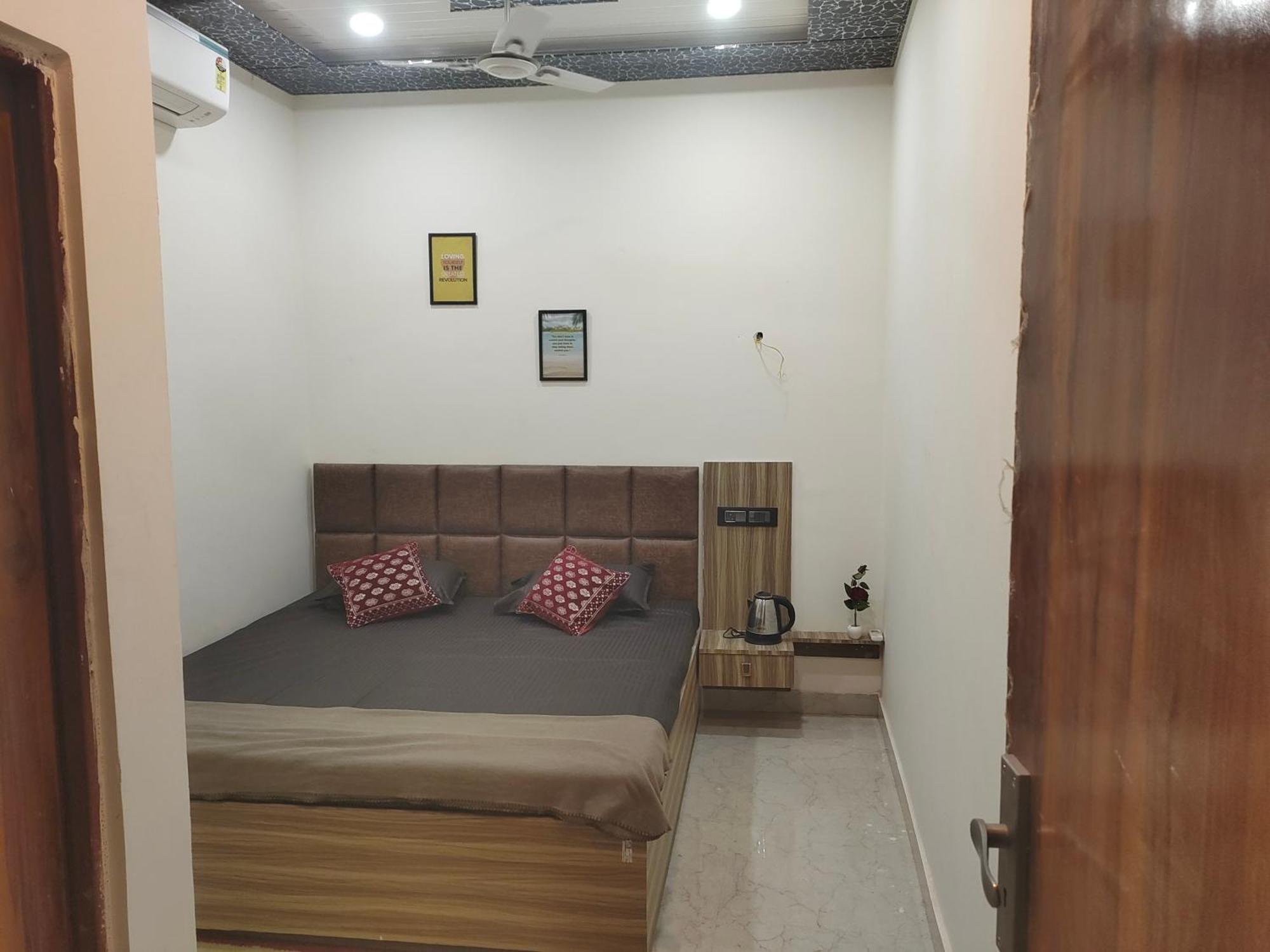 Banarasiya Stay Walking Distance To Banaras Railway Station Varanasi Exterior photo