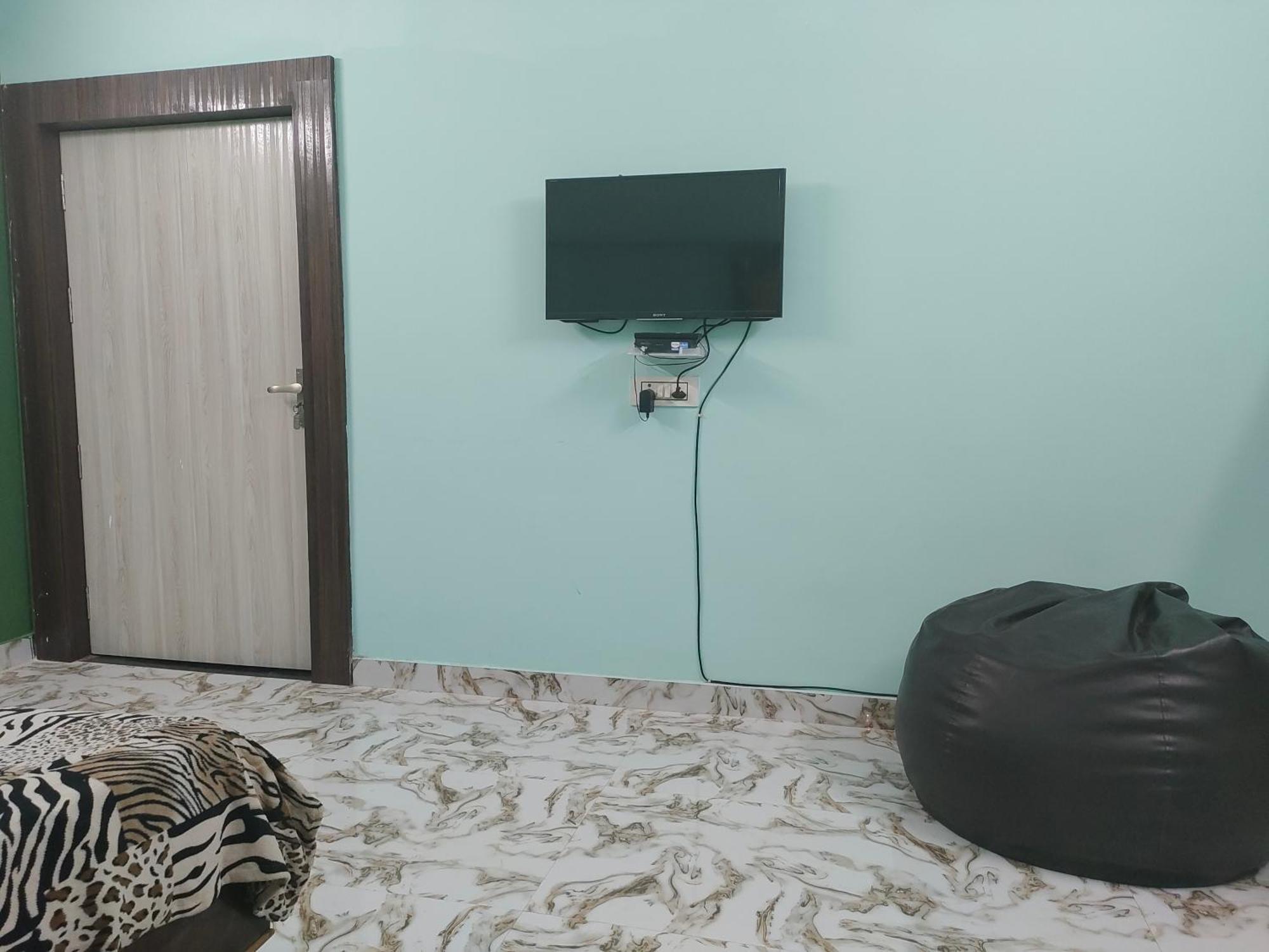Banarasiya Stay Walking Distance To Banaras Railway Station Varanasi Room photo