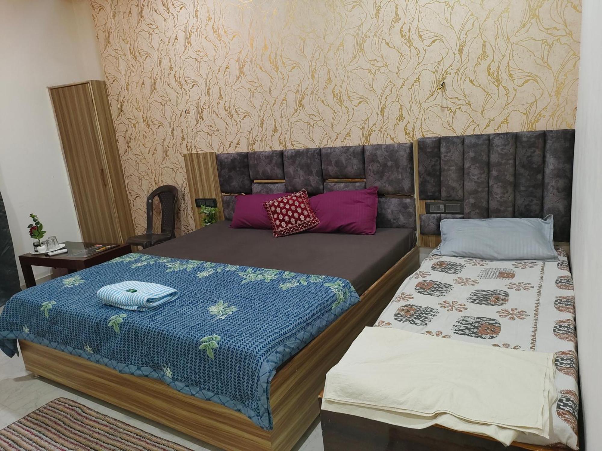 Banarasiya Stay Walking Distance To Banaras Railway Station Varanasi Exterior photo