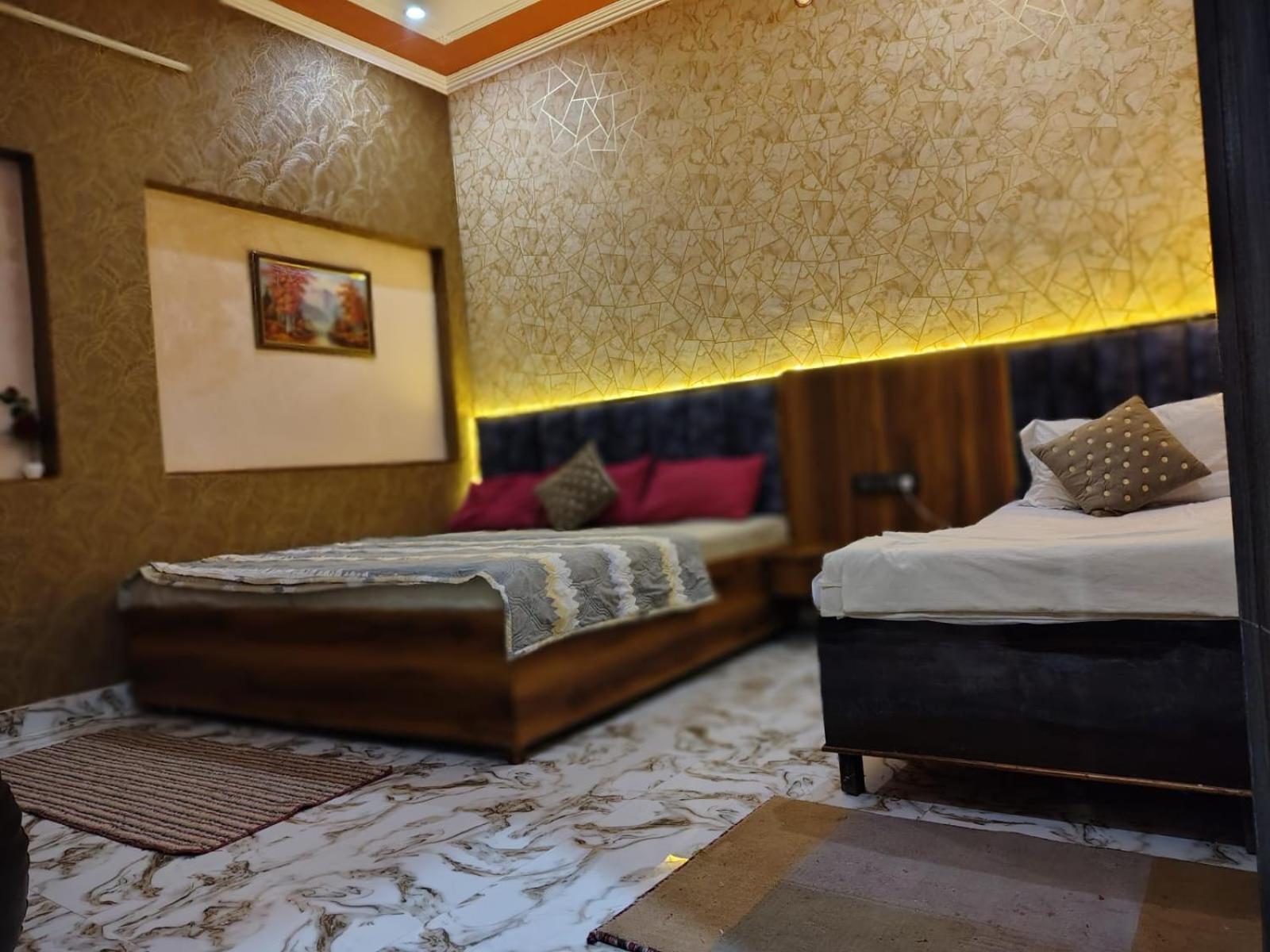 Banarasiya Stay Walking Distance To Banaras Railway Station Varanasi Exterior photo